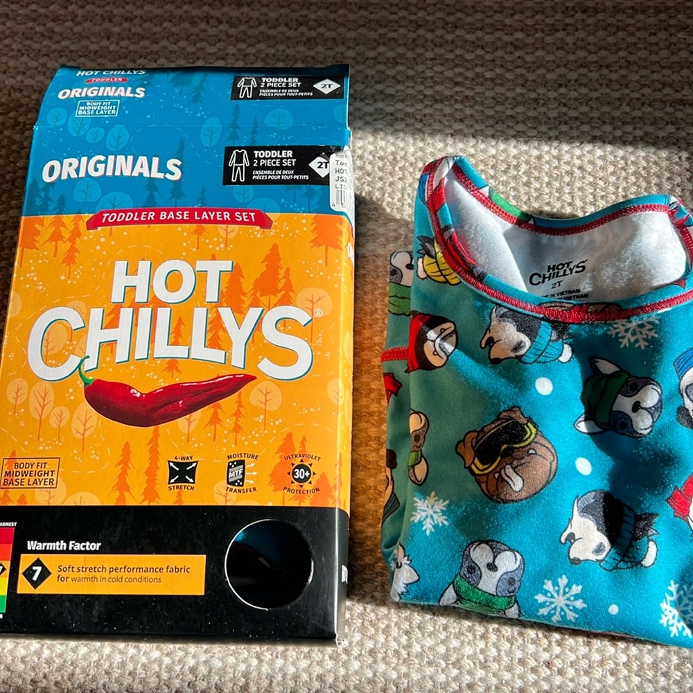 NIB size 2T Hot Chillys base layer
